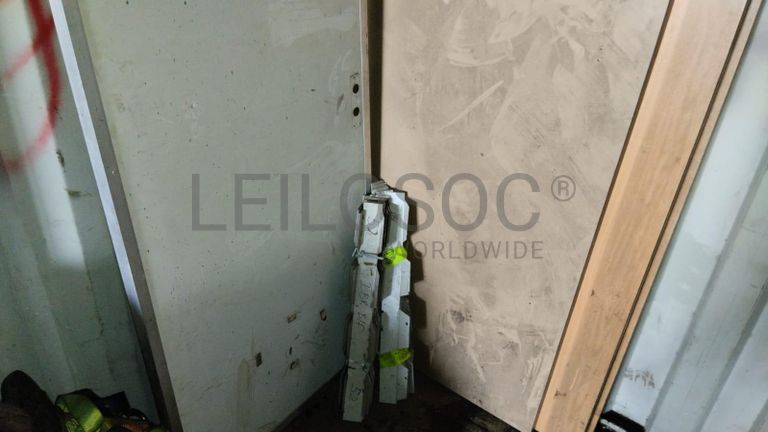 Máquina de soldar tubos pVC + Máquina de soldar tubos PVC + Compressor de Ar + Bombas de água + Macaco hidráulico + Rolos de Arrame + Aventais de couro + Diversos + Diversos + Cabos Hidráulicos + Diversos + Diversos + Mobiliário + Diversos + Diversos + Contentor de 40P ·