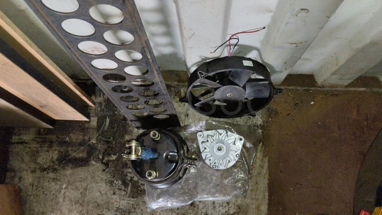 Máquina de soldar tubos pVC + Máquina de soldar tubos PVC + Compressor de Ar + Bombas de água + Macaco hidráulico + Rolos de Arrame + Aventais de couro + Diversos + Diversos + Cabos Hidráulicos + Diversos + Diversos + Mobiliário + Diversos + Diversos + Contentor de 40P ·