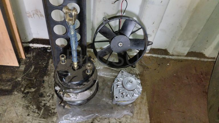 Máquina de soldar tubos pVC + Máquina de soldar tubos PVC + Compressor de Ar + Bombas de água + Macaco hidráulico + Rolos de Arrame + Aventais de couro + Diversos + Diversos + Cabos Hidráulicos + Diversos + Diversos + Mobiliário + Diversos + Diversos + Contentor de 40P ·