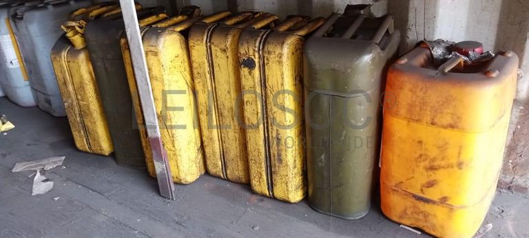 Diversos + Diversos + Rolo de fita + Diversos + Papel higiénico + Diversos + Diversos + Diversos + Diversos + Diversos + Tinta dulux + Diversos + Placas de sinalização + Contentor de 40P ·