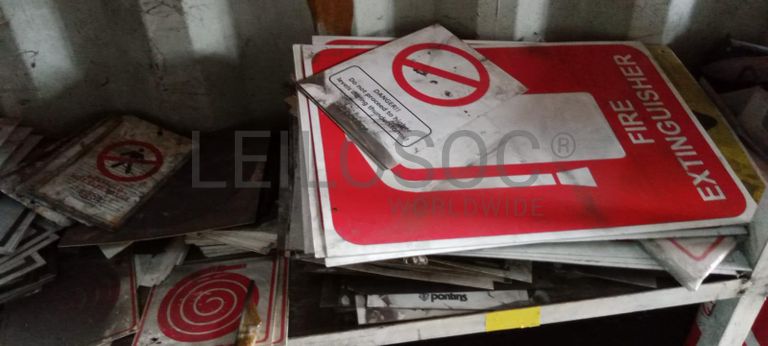 Diversos + Diversos + Rolo de fita + Diversos + Papel higiénico + Diversos + Diversos + Diversos + Diversos + Diversos + Tinta dulux + Diversos + Placas de sinalização + Contentor de 40P ·