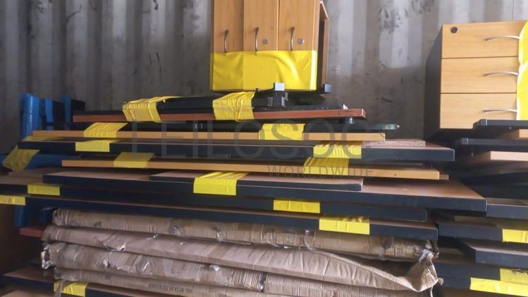 Pranchas metálicas + Mobiliario de escritorio + Mobiliário de escritório + Mobiliário de escritório + Armários metálicos + Mobiliário de escritório + Mobiliário de escritório + Mobiliário de escritório + Mobiliário de escritório + Ar Condicionado + Mobiliário de escritório + Diversos + Diversos + Pastas de arquivo + Contentor de 40P ·