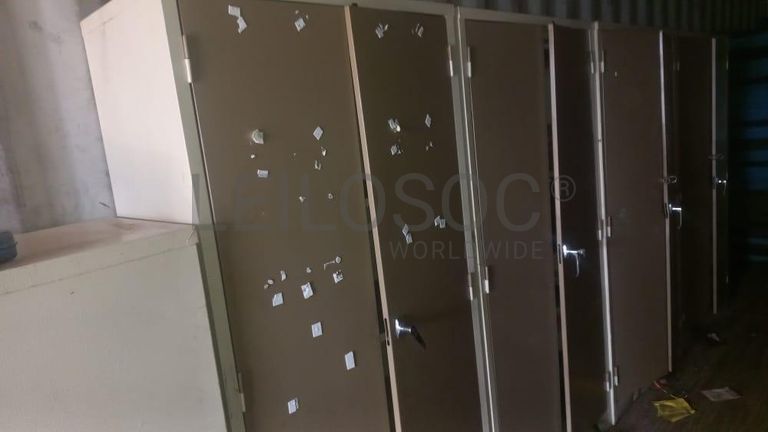 Pranchas metálicas + Mobiliario de escritorio + Mobiliário de escritório + Mobiliário de escritório + Armários metálicos + Mobiliário de escritório + Mobiliário de escritório + Mobiliário de escritório + Mobiliário de escritório + Ar Condicionado + Mobiliário de escritório + Diversos + Diversos + Pastas de arquivo + Contentor de 40P ·