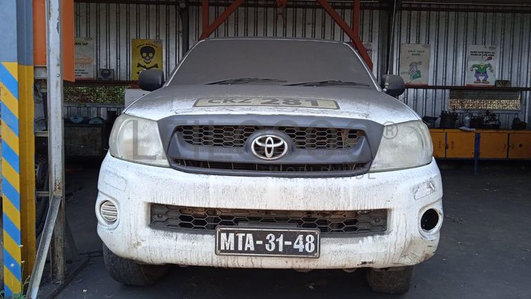 TOYOTA HILUX ·