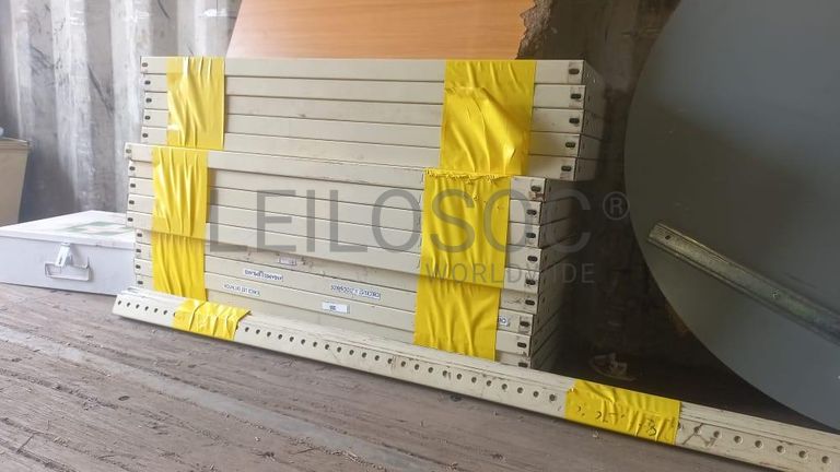 Pranchas metálicas + Mobiliario de escritorio + Mobiliário de escritório + Mobiliário de escritório + Armários metálicos + Mobiliário de escritório + Mobiliário de escritório + Mobiliário de escritório + Mobiliário de escritório + Ar Condicionado + Mobiliário de escritório + Diversos + Diversos + Pastas de arquivo + Contentor de 40P ·