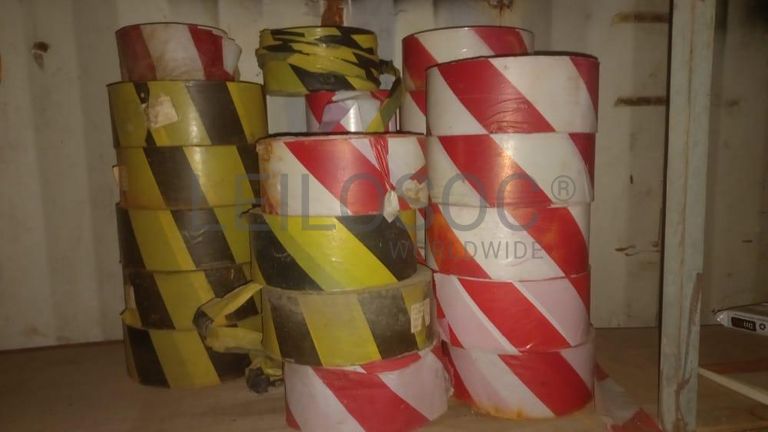 Pranchas metálicas + Mobiliario de escritorio + Mobiliário de escritório + Mobiliário de escritório + Armários metálicos + Mobiliário de escritório + Mobiliário de escritório + Mobiliário de escritório + Mobiliário de escritório + Ar Condicionado + Mobiliário de escritório + Diversos + Diversos + Pastas de arquivo + Contentor de 40P ·