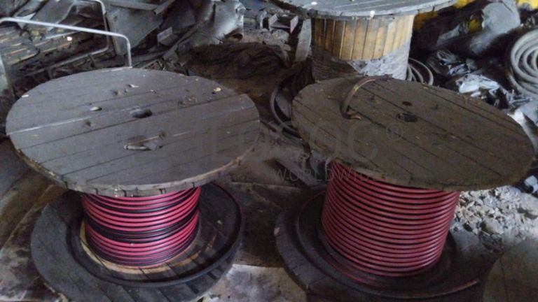 Termos acumulador + Bebedouros + Diversos + Tv + Material Informático + Cabo de Rede + Mobiliário + Bobina + Bobinas + Máquinas de corte de relva + Cabos de aço + Radiador + Armazém ·