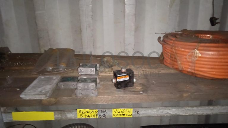 Diversos + Diversos + Gerador + Diversos + Diversos + Diversos + Diversos + Diversos + Máquina de lichar + Cimento cola + Contentor de 40P ·