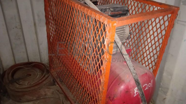 Máquina para fazer rosca + Diversos + Bomba de água + Motores + Diversos + Diversos + Bombas de água + Diversos + Diversos + Compressor de ar + Compressor de ar + Compactadora Turner Morris + Compressor de ar + Compressor Oceanos + Contentor de 40P ·