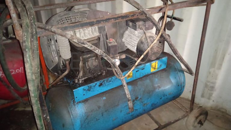 Máquina para fazer rosca + Diversos + Bomba de água + Motores + Diversos + Diversos + Bombas de água + Diversos + Diversos + Compressor de ar + Compressor de ar + Compactadora Turner Morris + Compressor de ar + Compressor Oceanos + Contentor de 40P ·