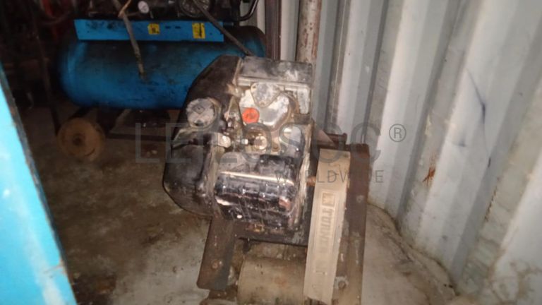 Máquina para fazer rosca + Diversos + Bomba de água + Motores + Diversos + Diversos + Bombas de água + Diversos + Diversos + Compressor de ar + Compressor de ar + Compactadora Turner Morris + Compressor de ar + Compressor Oceanos + Contentor de 40P ·