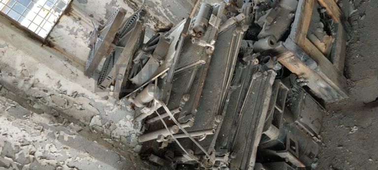 Máquinas teste da carga + Radiadores + Motor + Caixa de velocidade + Veios de transmissão, + Diversos + Contentor de 40P ·