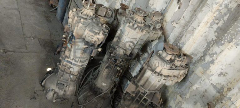 Máquinas teste da carga + Radiadores + Motor + Caixa de velocidade + Veios de transmissão, + Diversos + Contentor de 40P ·