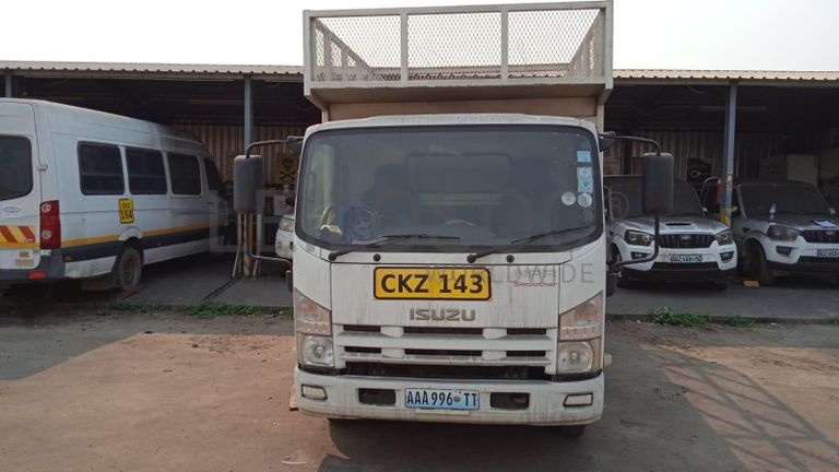 Isuzu NPR300 ·