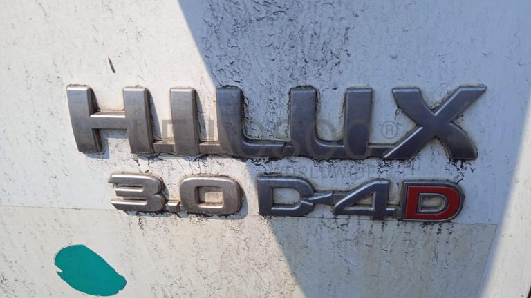 TOYOTA HILUX ·