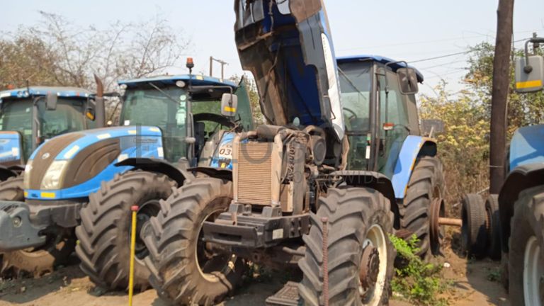 NEW HOLLAND TM7030 ·