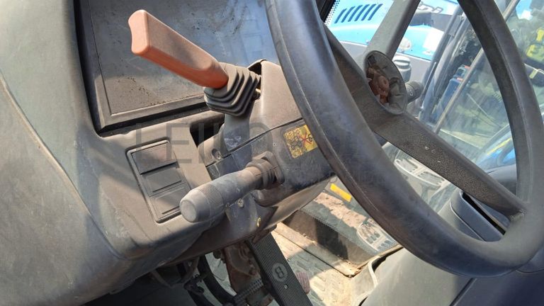 NEW HOLLAND TM7030 ·