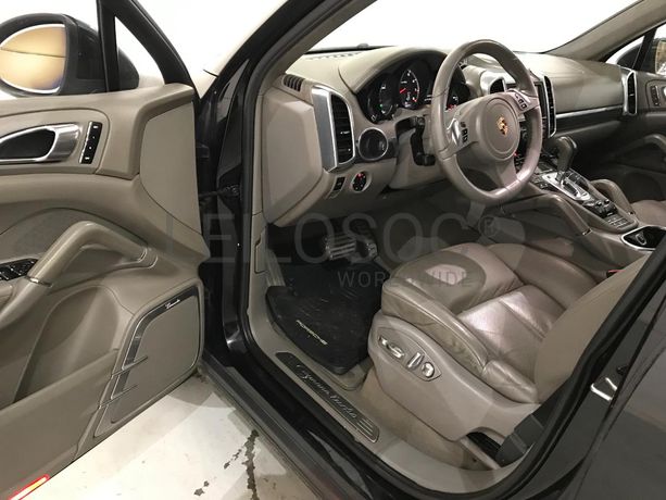 Porsche Cayenne 4.8 Turbo V8 · Ano 2010