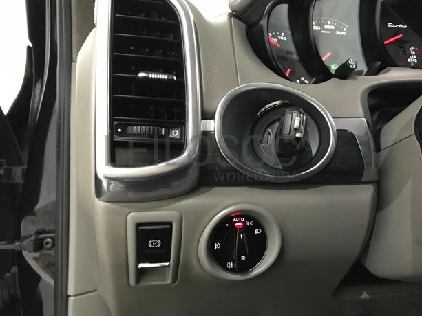 Porsche Cayenne 4.8 Turbo V8 · Ano 2010
