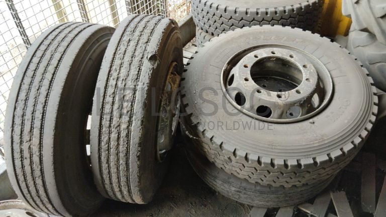 Pneus + Pneus + Pneus + Pneus + Pneus + Pneus + Pneus ·