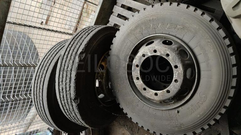 Pneus + Pneus + Pneus + Pneus + Pneus + Pneus + Pneus ·