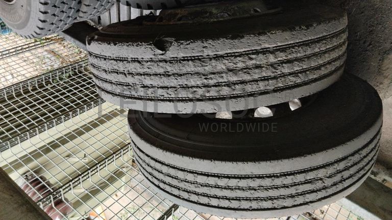 Pneus + Pneus + Pneus + Pneus + Pneus + Pneus + Pneus ·