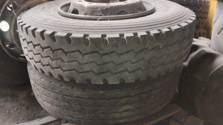 Pneus + Pneus + Pneus + Pneus + Pneus + Pneus + Pneus ·