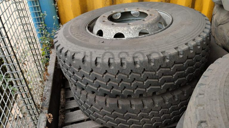 Pneus + Pneus + Pneus + Pneus + Pneus + Pneus + Pneus ·