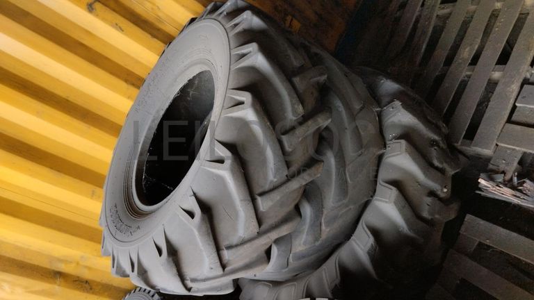 Pneus + Pneus + Pneus + Pneus + Pneus + Pneus + Pneus ·