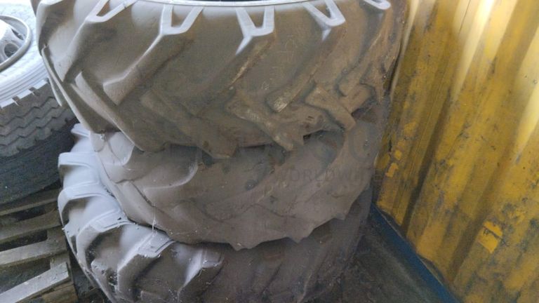 Pneus + Pneus + Pneus + Pneus + Pneus + Pneus + Pneus ·