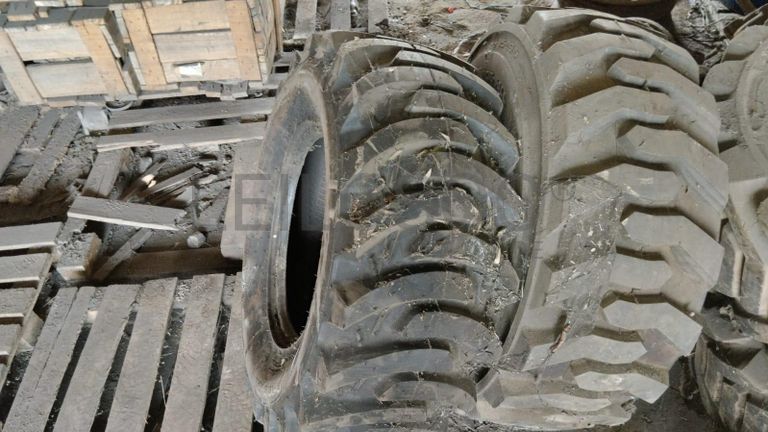 Pneus + Pneus + Pneus + Pneus + Pneus + Pneus + Pneus ·