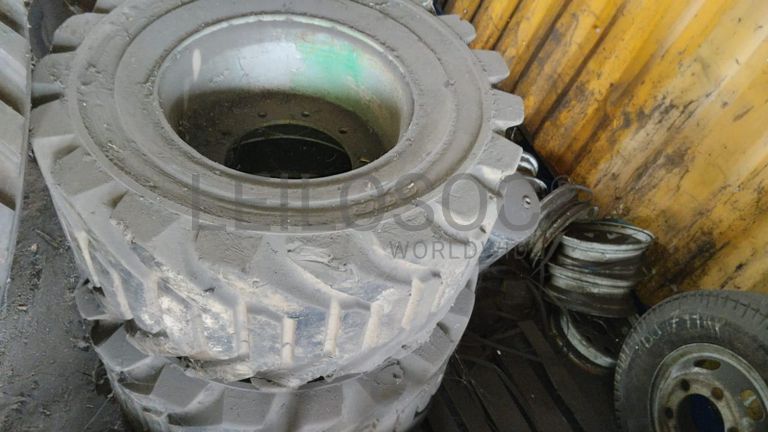 Pneus + Pneus + Pneus + Pneus + Pneus + Pneus + Pneus ·