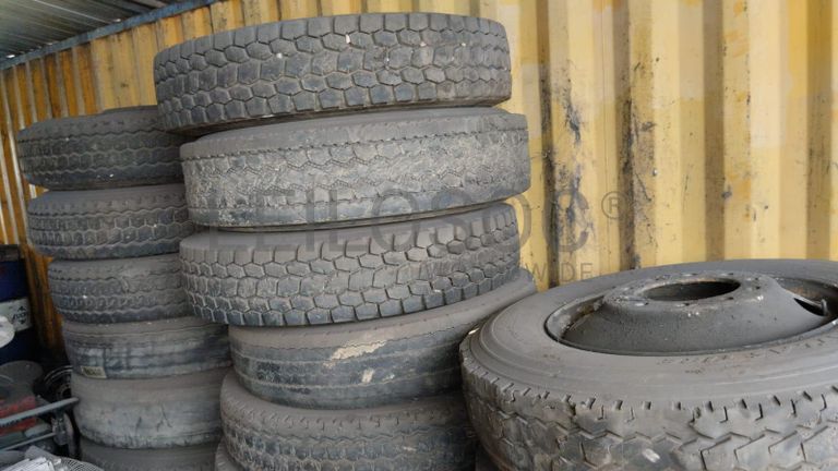 Pneus + Pneus + Pneus + Pneus + Pneus + Pneus + Pneus ·