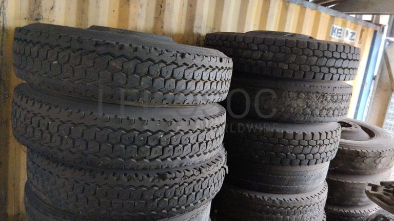 Pneus + Pneus + Pneus + Pneus + Pneus + Pneus + Pneus ·