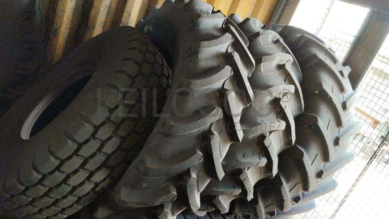 Pneus + Pneus + Pneus + Pneus + Pneus + Pneus + Pneus ·