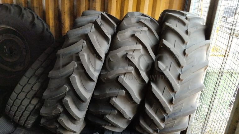 Pneus + Pneus + Pneus + Pneus + Pneus + Pneus + Pneus ·