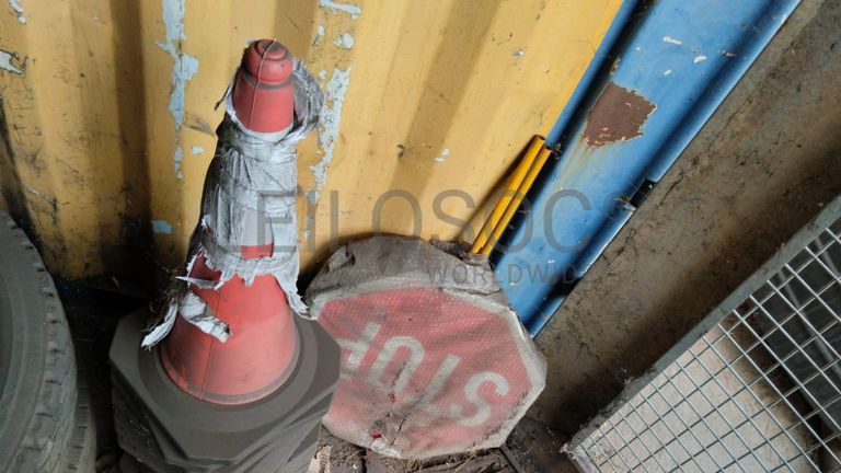 Cones de sinalização + Rolos de cabo + Máquinas para lavagem de Carros + Diversos + Compressor + Carrinhos de mão + Diversos + Motor de VW ·