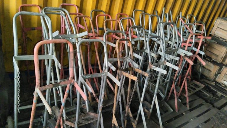 Cones de sinalização + Rolos de cabo + Máquinas para lavagem de Carros + Diversos + Compressor + Carrinhos de mão + Diversos + Motor de VW ·