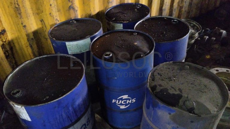 Cones de sinalização + Rolos de cabo + Máquinas para lavagem de Carros + Diversos + Compressor + Carrinhos de mão + Diversos + Motor de VW ·