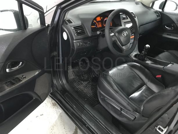 Toyota Avensis 2.0 D-4D · Ano 2011