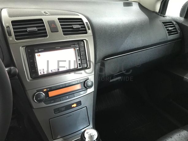 Toyota Avensis 2.0 D-4D · Ano 2011