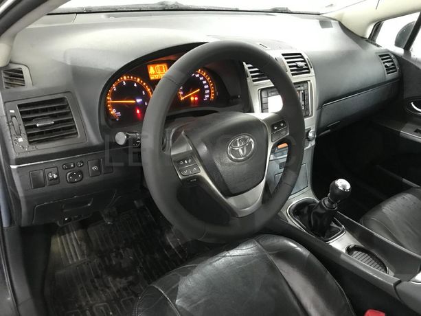 Toyota Avensis 2.0 D-4D · Ano 2011