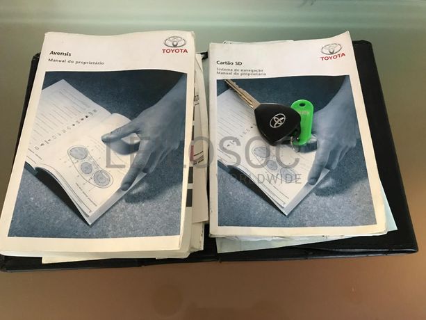 Toyota Avensis 2.0 D-4D · Ano 2011