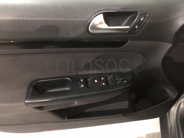 Volkswagen Golf 1.6 TDI · Ano 2010