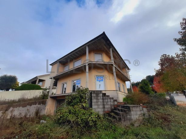 Moradia V5 com Anexo e Logradouro · Chaves