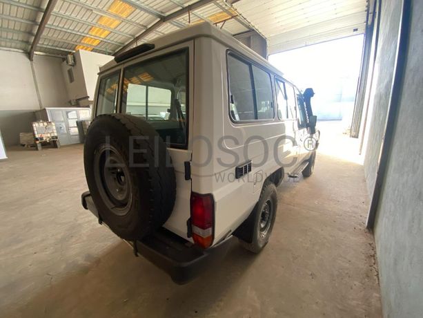 Toyota Land Cruiser (4x4) ·