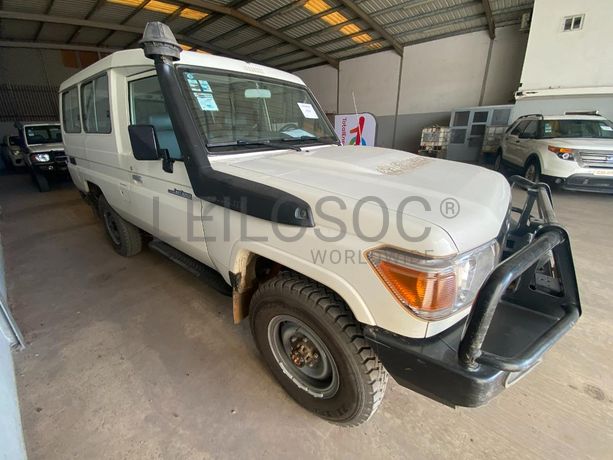 Toyota Land Cruiser (4x4) ·