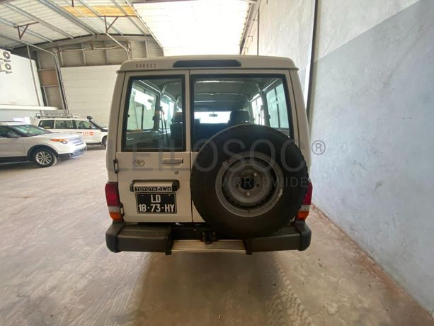 Toyota Land Cruiser (4x4) ·