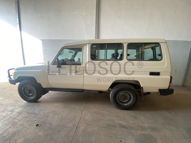 Toyota Land Cruiser (4x4) ·