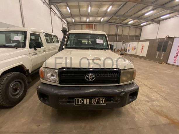Toyota Land Cruiser (4x4) ·